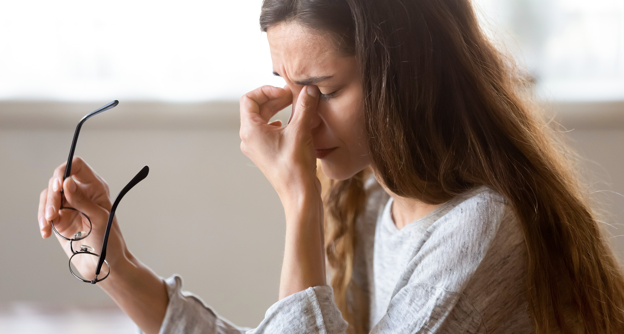 persoon met vermoeide ogen