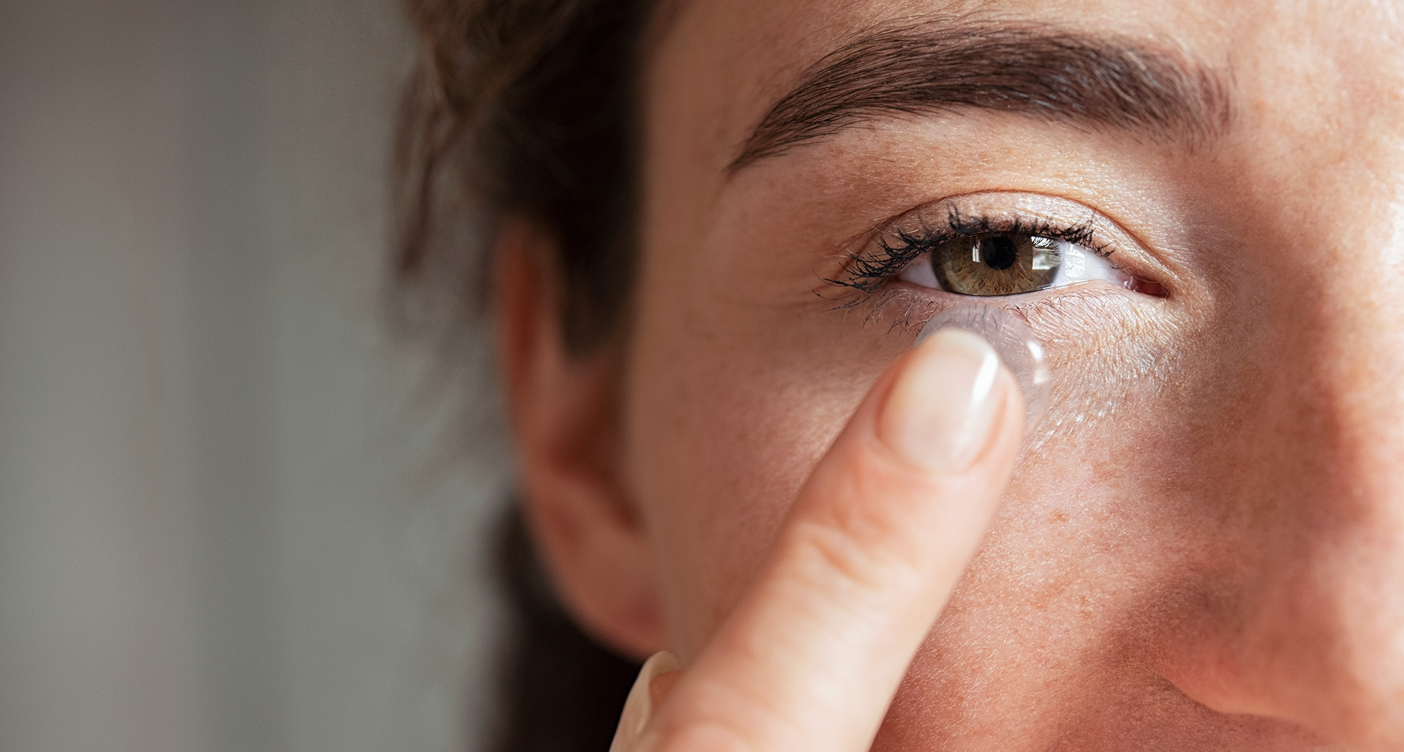 close-up van persoon die contactlens voor oog houdt 