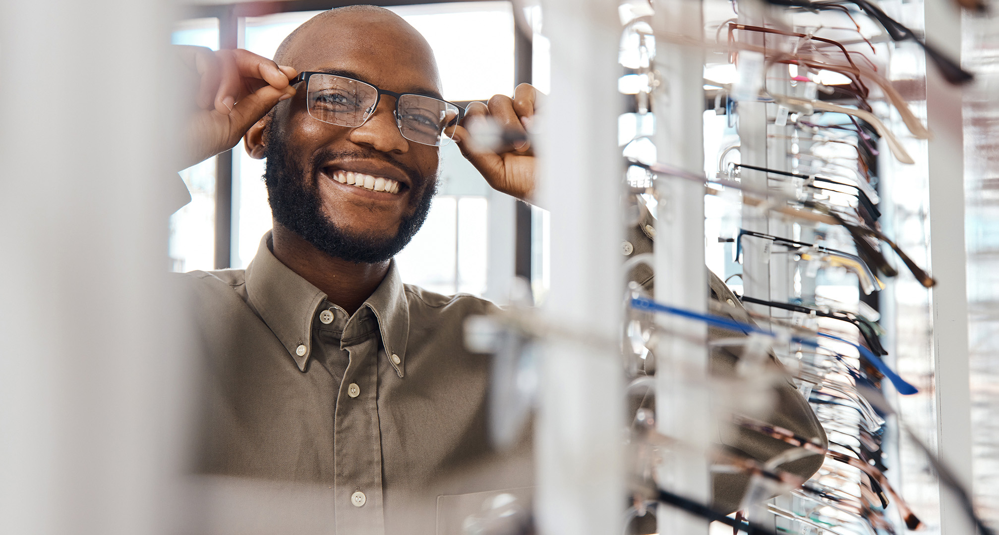 foto van lachende persoon die bril past bij opticien