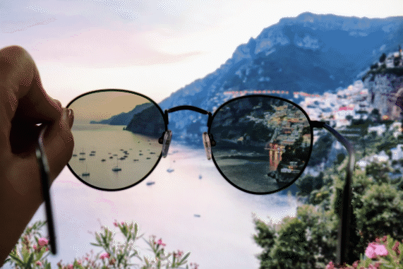 bewegend beeld van gepolariseerde zonnebrillen die draaien en de achtergrond donkerder maken
