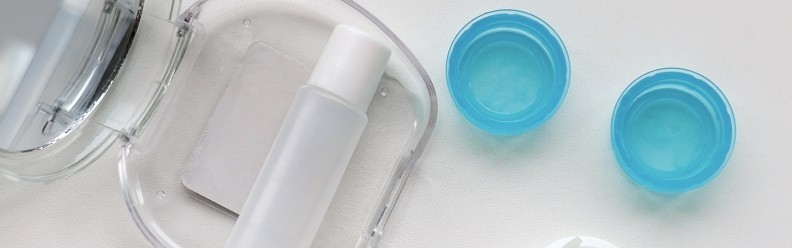 Hoe maak je een contactlenshouder schoon?
